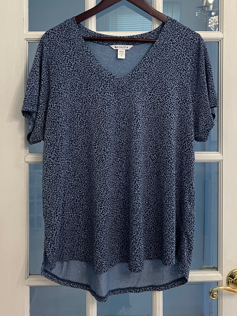 ATHLETA Womenโs Breezy Scoop V-Neck Blue Animal Print Short Sleeve Tee Size 1X